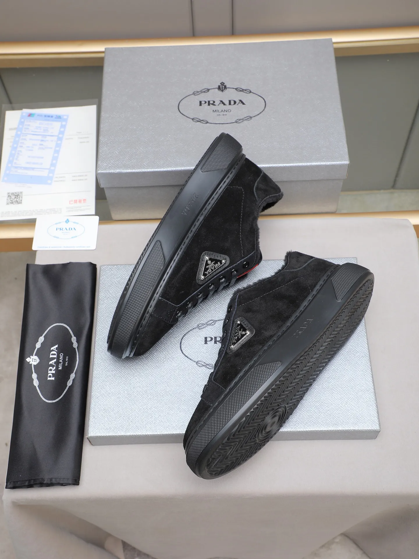 PP440 Prada/Prada men's new casual shoes, this upper is made of imported calfskin + velvet lining! The outside is decorated with the P family's classic metal triangle enamel logo, and the outsole is made of non-slip sports foam ultra-light outsole, which feels good on the feet and is a fashionable and fashionable item! Four colors to choose from!  Size: 38-44 (45 customized)